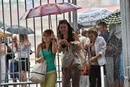 В Витебске перед концертом Леонтьева разразился ураган, и разверзлась земля. Фото Сергея Серебро