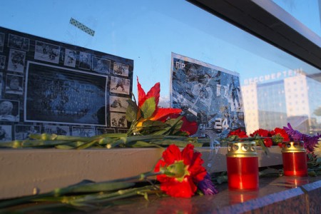 В подземном переходе в Витебске горят свечи в память о Руслане Салее и Сергее Остапчуке. Фото Сергея Серебро