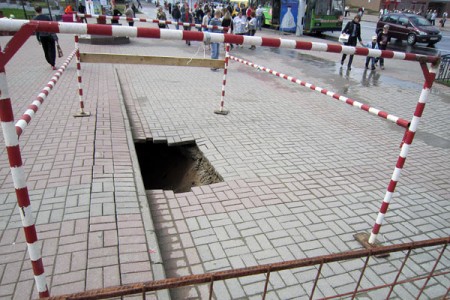 Девушка провалилась под землю в центре Витебска. Фото Юлии Ловской