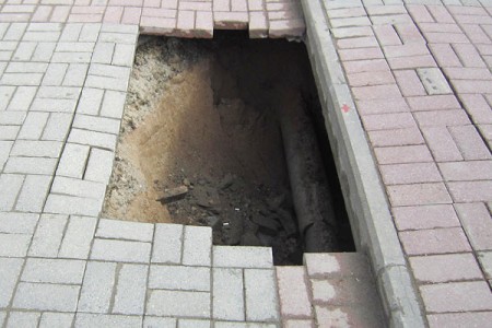 Девушка провалилась под землю в центре Витебска. Фото Юлии Ловской