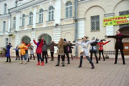 У Дзень святога Валенціна ў Віцебску адбыўся танцавальны флэшмоб. Фота Сержука Серабро