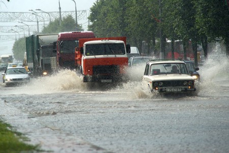 Затопленные улицы и провалившийся подземный переход — результаты ливня в Витебске. Фото Сергея Серебро