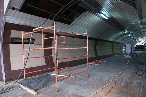 Один из тоннелей подземного перехода у Синего дома закрыли на ремонт. Фото Сергея Серебро