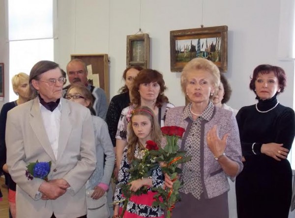 Ларыса Аленская выступае на адкрыцці выставы Уладзіміра Вальнова. Фота Георгія Каржанеўскага