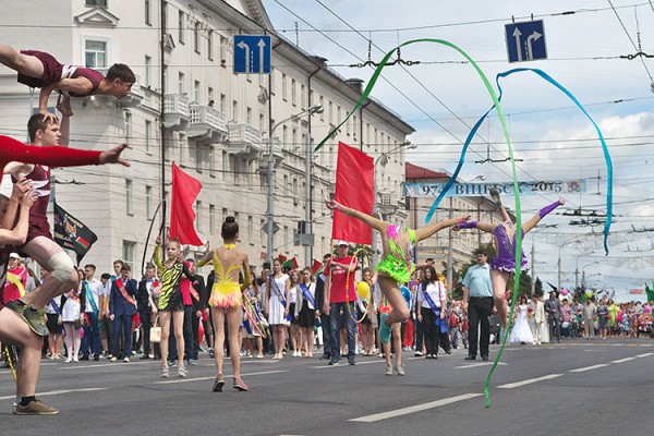 Выступают спортсмены. Тетрализованное шествие в Витебске во время празднования дня города. Фото Сергея Серебро