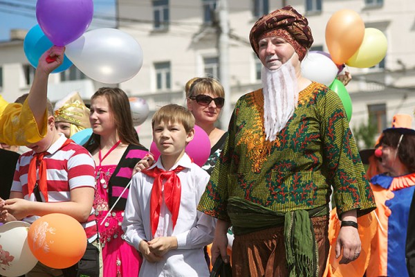 Пионер Волька со стариком... или старухой Хоттабыч. Тетрализованное шествие в Витебске во время празднования дня города. Фото Сергея Серебро
