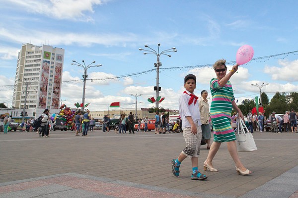 окончание тетрализованного шествия в Витебске во время празднования дня города. Фото Сергея Серебро