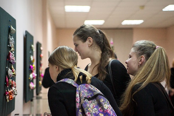 Зрители осматривают экспозицию. Выставка ёлочных игрушек «Мир волшебства» в Витебске. Фото Сергея Серебро