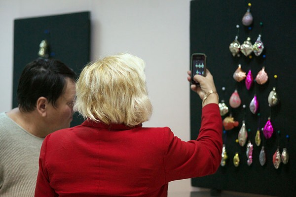 Фото на память. Выставка ёлочных игрушек «Мир волшебства» в Витебске. Фото Сергея Серебро
