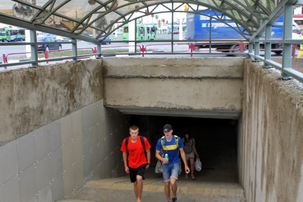 Подземный переход на Московском проспекте открыт для движения, но ремонт продолжается. Фото Юрия Шепелева