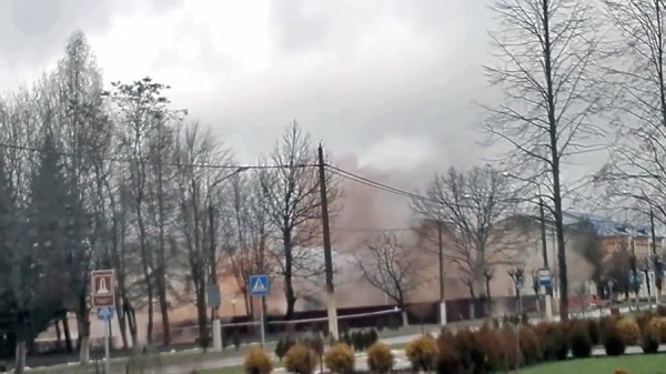 В Верхнедвинске взорвали кинотеатр. Стопкадр из видео