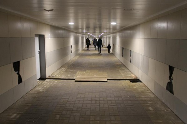 В Витебске недавно отремонтированный подземный разгромили вандалы. Фото Юрия Шепелева
