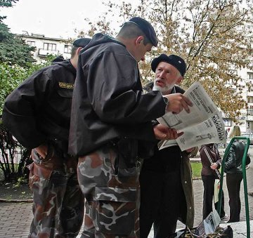 Міліцыянты вывучаюць парпанаваную Барасыам Хамайдам газету Свабода