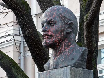 Памятник Ленину залили краской. Фото Сергея Серебро