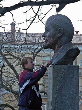Городскіе службы чістят памятник Ленину залили краской. Фото Сергея Серебро