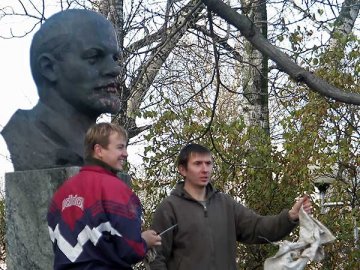 Городскіе службы чістят памятник Ленину залили краской. Фото Сергея Серебро