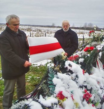 Аляксандр Салаўян і Барыс Хамайда над магілай Уладзімера Плешчанкі. Фота Браніславы Станкеівч