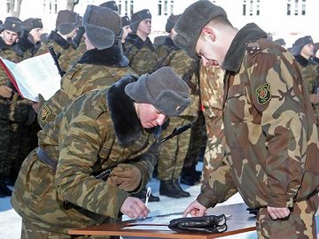 Віцебскія дэсантнікі прымаюць прысягу. Фота Сержука Серабро