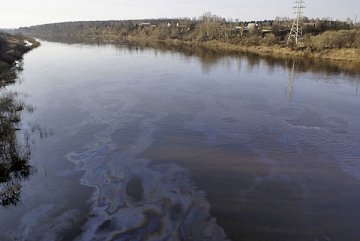 Заходняя Дзвіна ў раёне Наваполацка 28 сакавіка -- на вадзе нафтавая плёнка. Фота Зміцера Оськіна