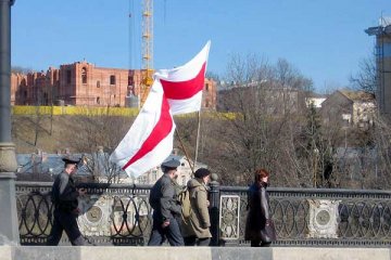 Бел-чырвона-белы сцяг у цэнтры Віцебска. Фота Кастуся Смолікава