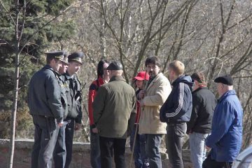 Затрыманне святкуючых, якія кіруюцца да помніка Караткевічу. Фота Сержука Серабро