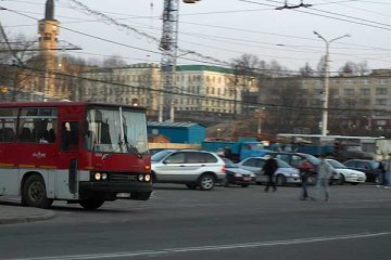 Затрыманне святкуючых, якія кіруюцца да помніка Караткевічу. Фота Сержука Серабро