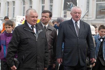 Старшыня гарвыканкама Пётр Драздоў інспектуе месца працаў. Фота Сержука Серабро