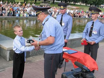 Награждение бдительных героев. Фото ОИОС УВД Витебского облисполкома