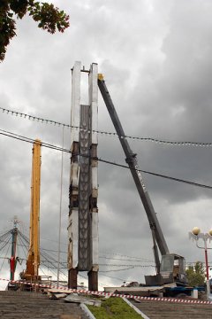 Дэмантаж стэлы з сярпом і молатам на пл. Свабоды ў Віцебску. Фота Сержука Серабро