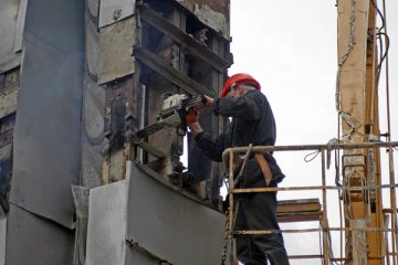 Дэмантаж стэлы з сярпом і молатам на пл. Свабоды ў Віцебску. Фота Сержука Серабро