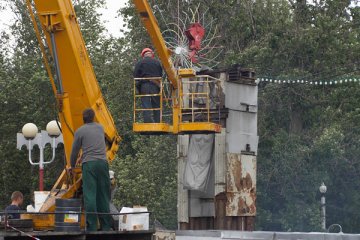 Дэмантаж стэлы з сярпом і молатам на пл. Свабоды ў Віцебску. Фота Сержука Серабро