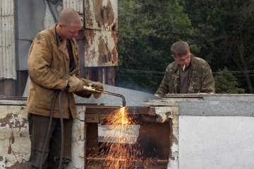 Дэмантаж стэлы з сярпом і молатам на пл. Свабоды ў Віцебску. Фота Сержука Серабро