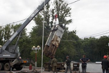 Дэмантаж стэлы з сярпом і молатам на пл. Свабоды ў Віцебску. Фота Сержука Серабро