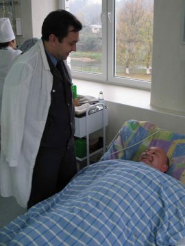 Коллеги навещают Георгия Маковский в больничной палате. Фото ОИОС УВД Витебского облисполкома