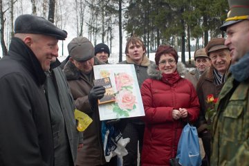 Калегі і аднадумцы павіншавалі А. Казуліна з днём нараджэння. Фота Сержука Серабро