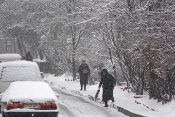 Горад пачынае патанаць у снезе. Фота Сержука Серабро