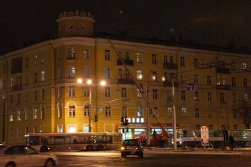 Бел-чырвона-белы сцяг чатырохпавярхоўцы сталінскага ампіру. Фота Сержука Серабро