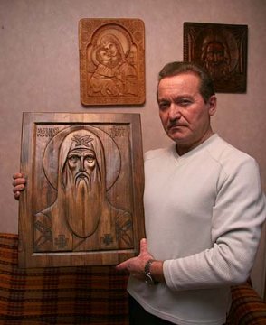 Юрий Скрипников с иконой. Фото Василия Малашенкова