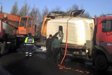 Погрузка разбитого микроавтобуса. Фото Владислава Токарева