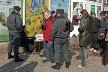 Барыс Хамайда піша агульнанацыянальную дыктоўку. Віцебск. Фота Сержука Серабро