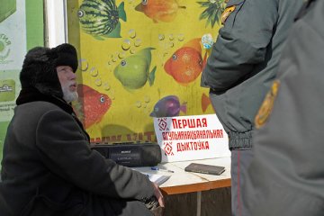 Барыс Хамайда піша агульнанацыянальную дыктоўку. Віцебск. Фота Сержука Серабро