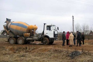 Жители агрогородка в Коханово блокируют строительную технику. Фото Николая Петрушенко