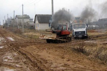 Даже мощные МАЗы не могут проехать по раскисших и рабитых улицах. Фото Николая Петрушенко