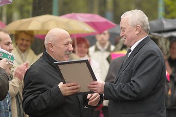 Петр Дроздов вручает Родиону Баcсу решение о занесении центра культуры “Витебск” на доску почета. фото Сергея Серебро