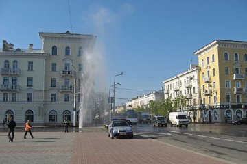 На площади Ленина в Витебске прорвало теплотрассу. Фото Сергея Дианова