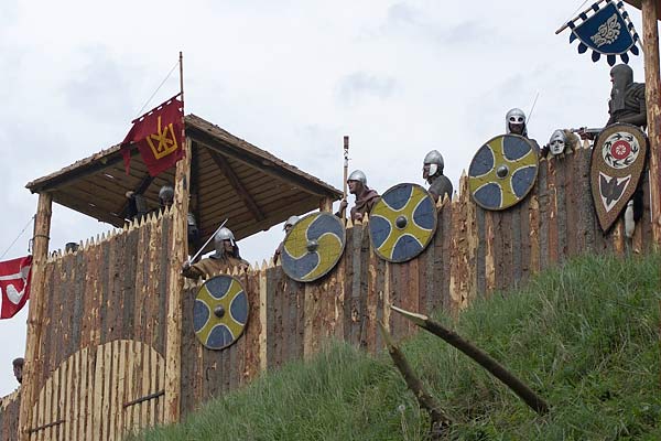 Штурм замка во время средневекового фестиваля. Фото Сергея Серебро
