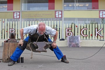 В рамках выставки «Металл в пространстве движения» прошел мастер-класс художников-кузнецов. Витебск. Фото Сергея Серебро