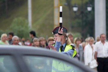 Девушки-регулировщицы ГАИ. Витебск. Фото Сергея Серебро