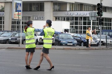 Девушки-регулировщицы ГАИ. Витебск. Фото Сергея Серебро