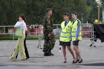 Девушки-регулировщицы ГАИ. Витебск. Фото Сергея Серебро